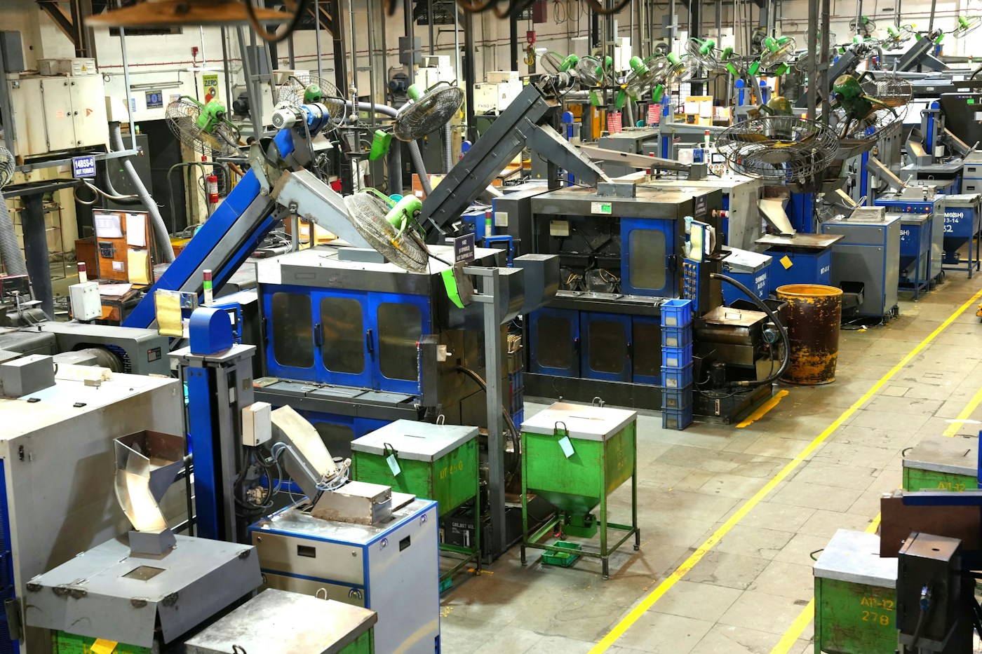 Planta de producción con máquinas y recorridos operativos